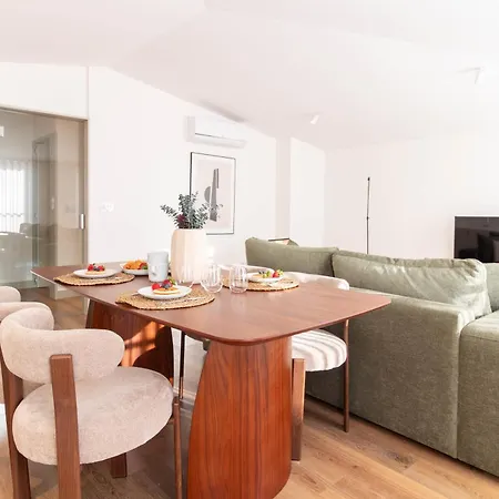 Chic 2br Duplex By Lovelystay Daire